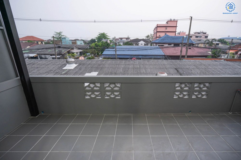 บ้านมือสองตกแต่งใหม่ โครงการ ไชน่าทาวน์ รามอินทรา8 เนื้อที่ 22 ตร.ว. ฟังก์ชัน 3 ห้องนอน 3 ห้องน้ำ 1 ที่จอดรถ บนทำเลศักยภาพ เชื่อมต่อถนนรามอินทรา ถนนลาดปลาเค้า ถนนเกษตรนวมินทร์ ใกล้รถไฟฟ้าสายสีเชียว "สถานีเสนานิคม" และทางด่วน "ฉลองรัช"